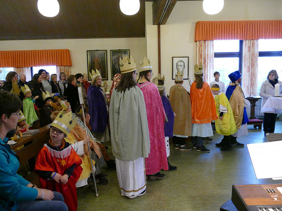 Dreikönigssingen der Sternsinger in Naumburg (Foto: Karl-Franz Thiede)